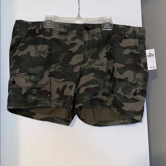 Old Navy Pants - NWT OLD Navy Green Camo  Shorts Sz 14